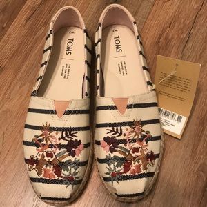 TOMS NWT